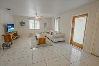 2419 Washington St in Hollywood, FL - Foto de edificio - Building Photo
