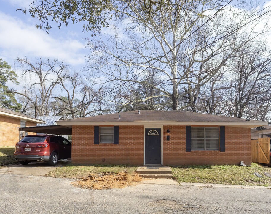 1112 Berry St in Pineville, LA - Foto de edificio