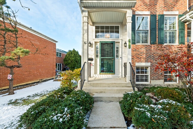 2106 Rugen Rd in Glenview, IL - Building Photo - Building Photo