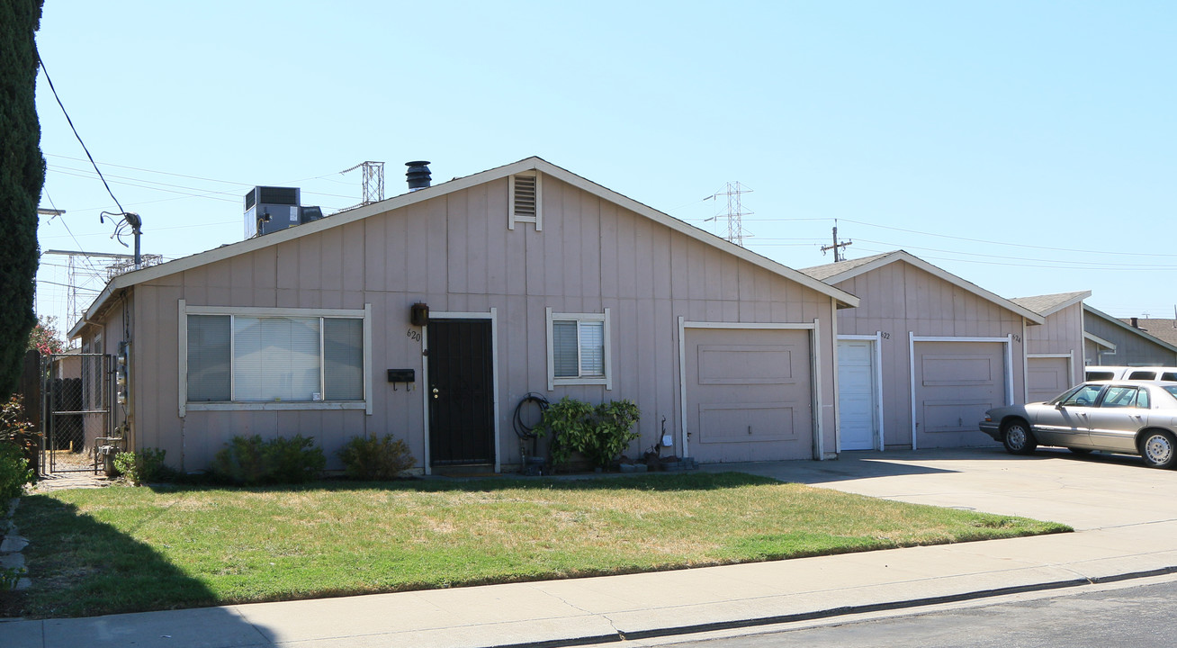 620-628 W San Juan St in Manteca, CA - Building Photo