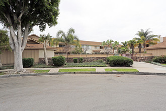 8142 La Paz Dr in Huntington Beach, CA - Building Photo - Building Photo