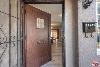 10630 Bloomfield St in Los Angeles, CA - Building Photo - Building Photo