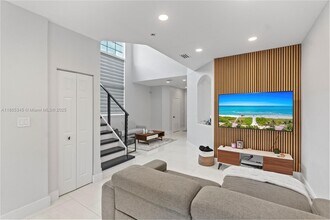 10151 NW 32nd Terrace in Doral, FL - Building Photo - Building Photo