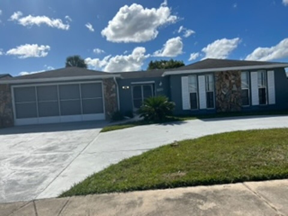 6100 Seabreeze Dr in Port Richey, FL - Building Photo