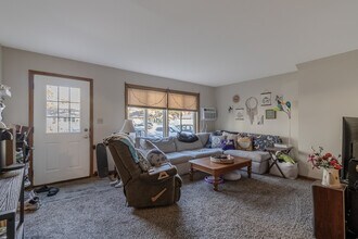 119 E Welcome Ave, Unit #1 in Mankato, MN - Foto de edificio - Building Photo