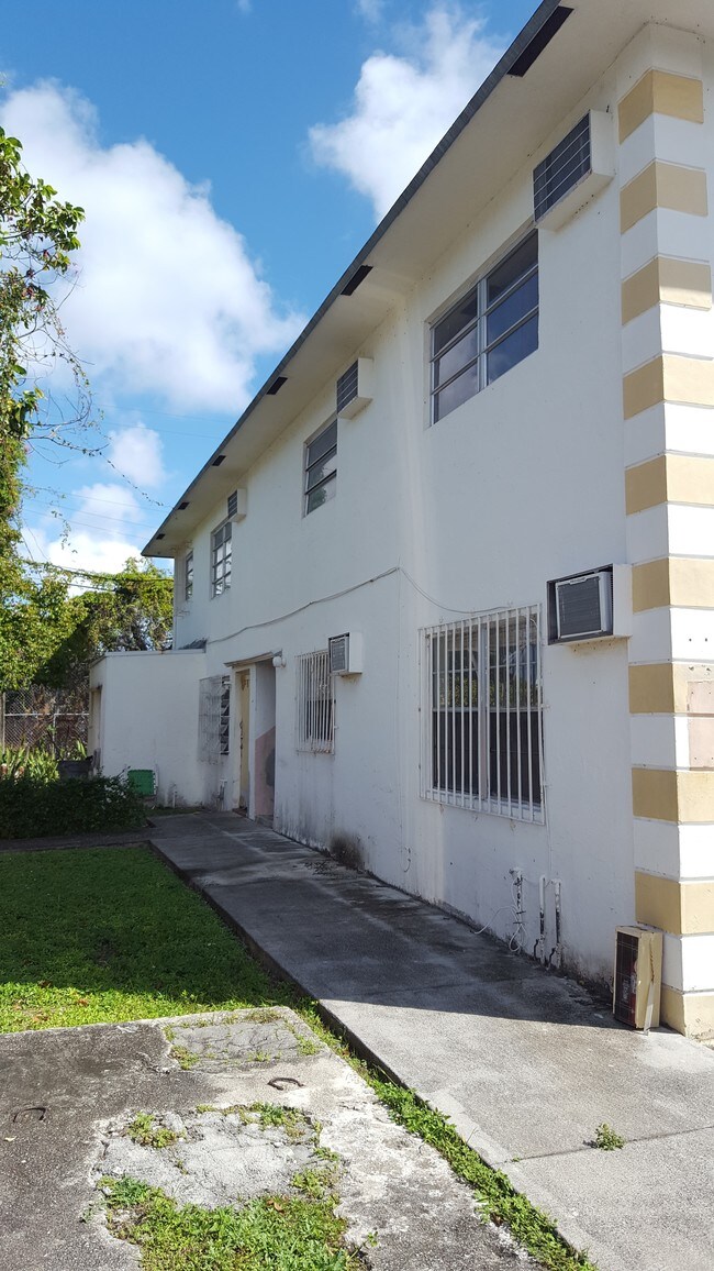 842 NW 1st Ave in Fort Lauderdale, FL - Building Photo - Building Photo