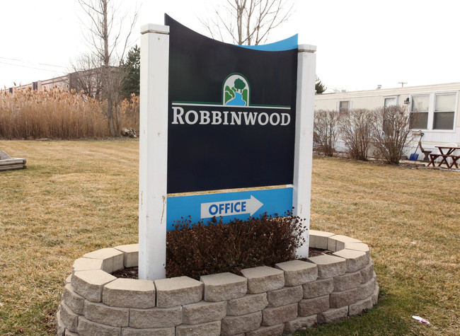 Robbinwood Mobile Home Park in Taylor, MI - Building Photo - Building Photo