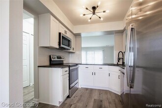 850 N Main St in Milford, MI - Foto de edificio - Building Photo