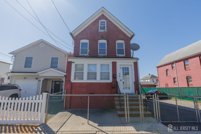 28 Union St in Carteret, NJ - Building Photo - Building Photo