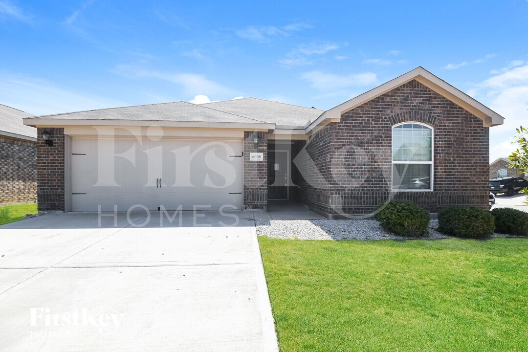 6000 Spring Ranch Dr in Fort Worth, TX - Foto de edificio