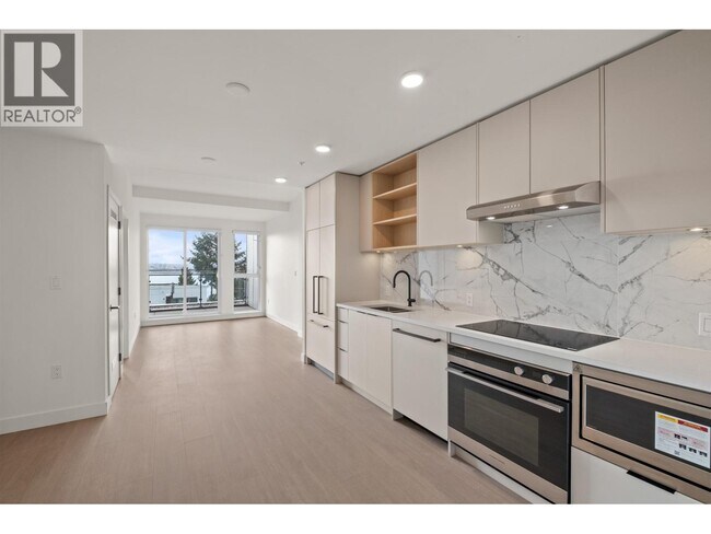 422 E 3rd St in North Vancouver, BC - Building Photo - Building Photo
