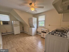 410 Paoli Ave in Philadelphia, PA - Building Photo - Building Photo