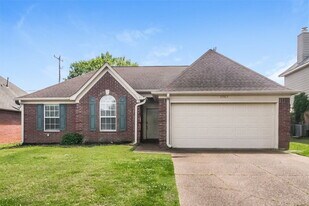 6987 Country Walk Dr in Cordova, TN - Building Photo
