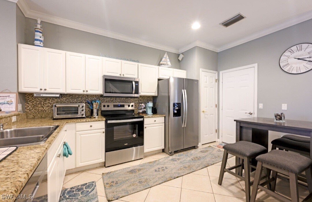 1048 Hampton Cir in Naples, FL - Building Photo