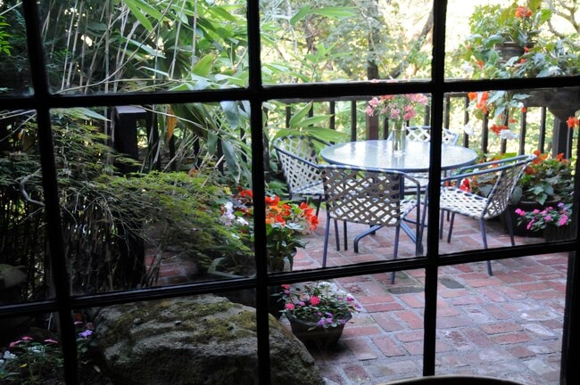 2567 N Fitch Mountain Rd, Unit 2 in Healdsburg, CA - Building Photo - Building Photo