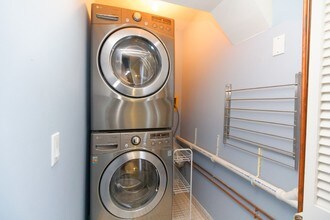 1133 W Cornelia Ave, Unit D in Chicago, IL - Building Photo - Building Photo