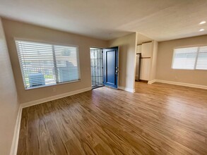 5469 E CandleWood Cir-Unit -34 in Anaheim, CA - Foto de edificio - Building Photo