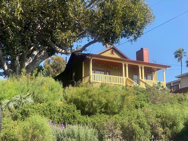 property at 1332 Edgecliffe Dr