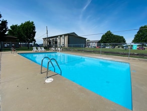 Catalpa East in Springfield, MO - Building Photo - Building Photo