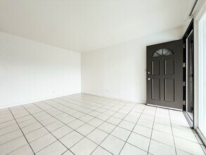 10130 S Inglewood Ave in Inglewood, CA - Building Photo - Building Photo