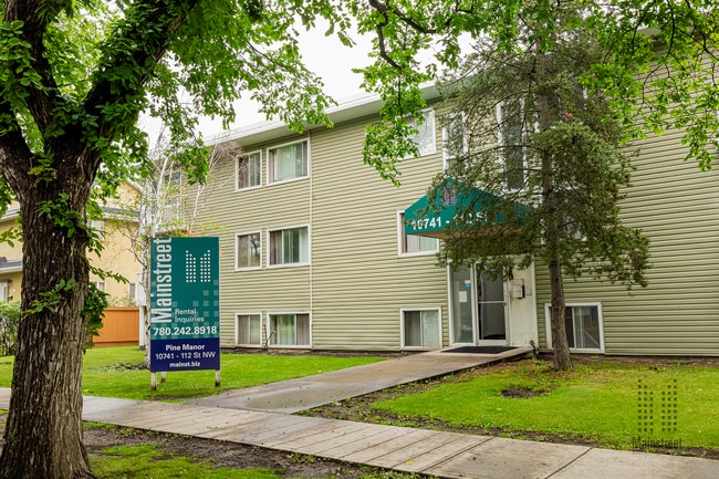 Pine Manor in Edmonton, AB - Building Photo - Building Photo