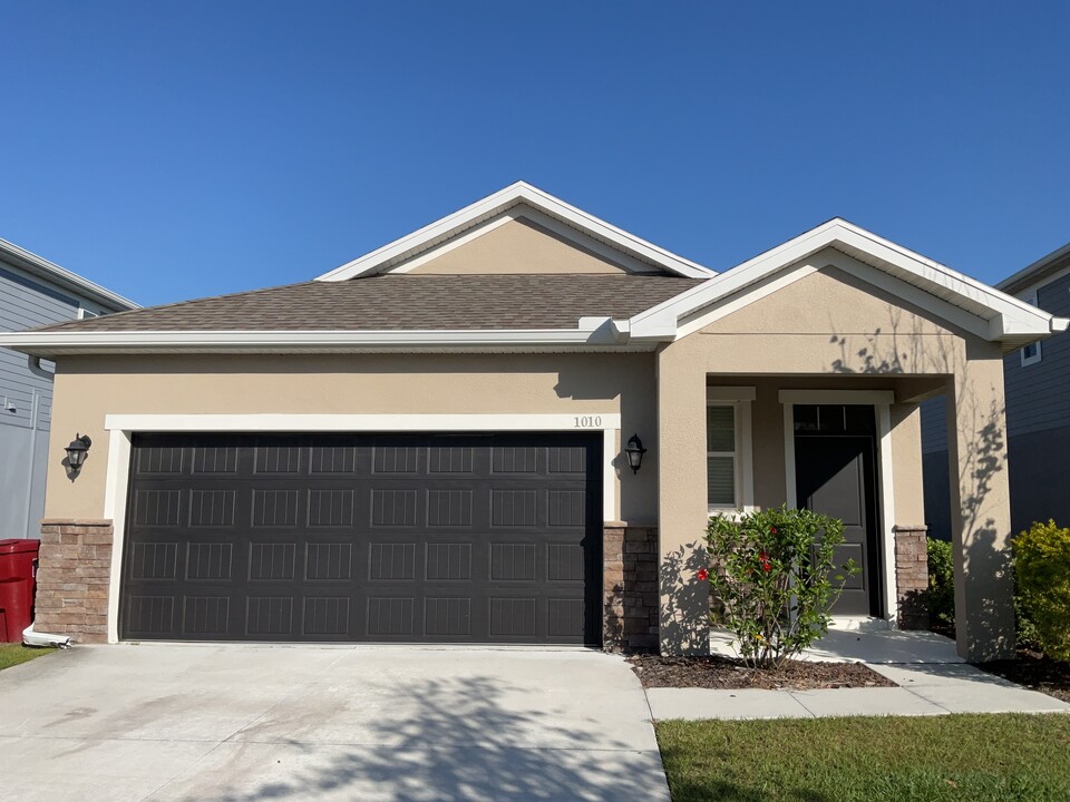 1010 Walden Woods Dr in Plant City, FL - Building Photo