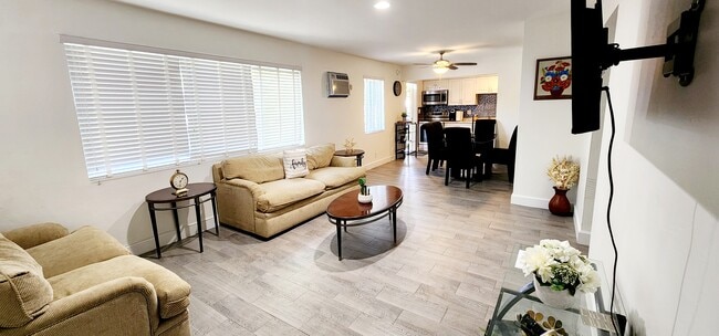 1901 Wiley St, Unit Oasis at hollywood lll in Hollywood, FL - Building Photo - Building Photo