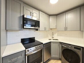 1214 N La Salle Dr, Unit J04W in Chicago, IL - Building Photo - Building Photo