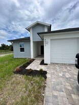 8553 Dinnano St in Port Charlotte, FL - Building Photo