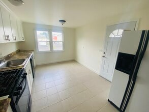 35 Harding Ave in Stratford, CT - Building Photo - Building Photo