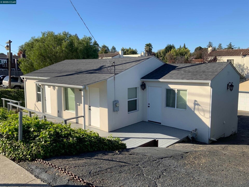 2680 Appian Way in Pinole, CA - Building Photo