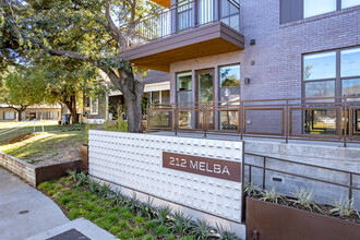 212 Melba in Dallas, TX - Foto de edificio - Building Photo