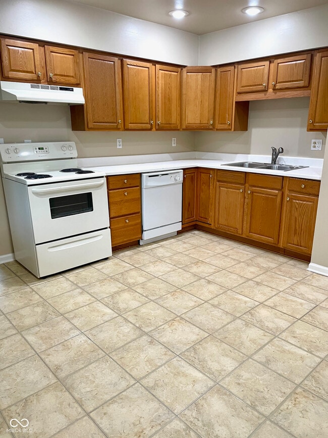 901 Alden Dr in Fortville, IN - Building Photo - Building Photo