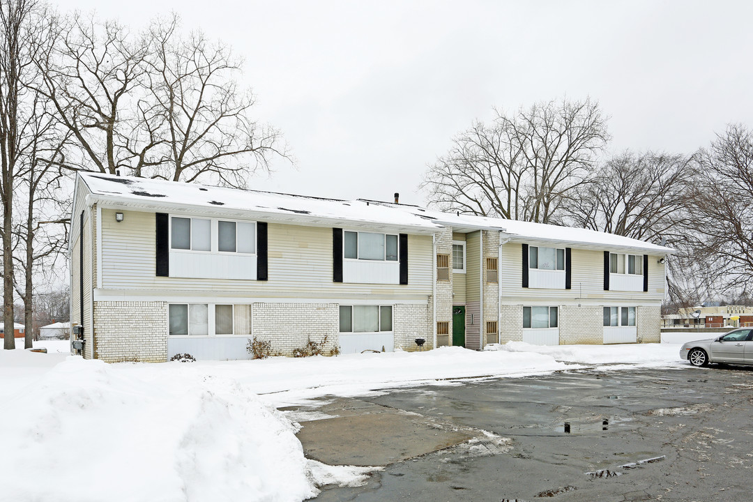 Jamestown Village in Warren, MI - Building Photo