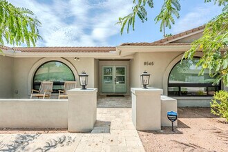 8565 E Vía De Encanto in Scottsdale, AZ - Building Photo - Building Photo