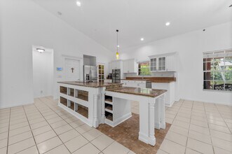 10690 Barn Rd in Wellington, FL - Building Photo - Building Photo