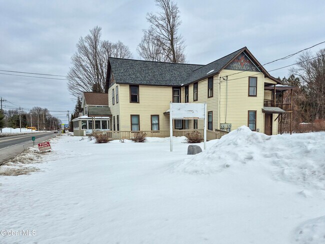 524 Maple Ave in Saratoga Springs, NY - Foto de edificio - Building Photo