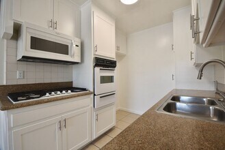 12050 Tiara St, Unit 14 in Los Angeles, CA - Foto de edificio - Building Photo