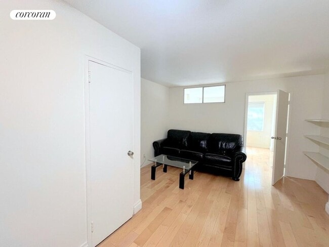 211 E 53rd St in New York, NY - Building Photo - Building Photo