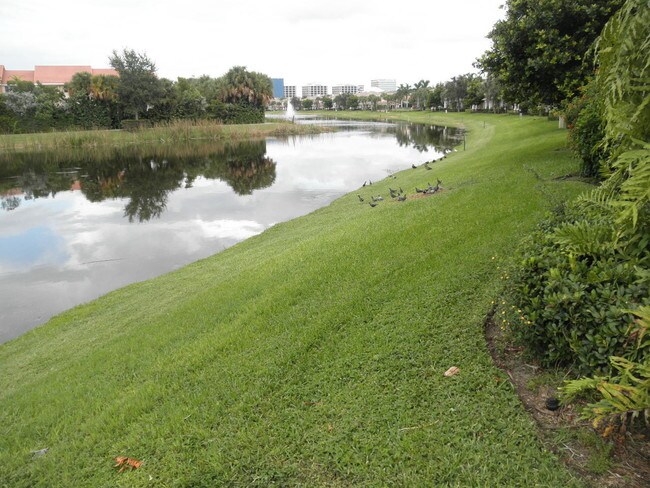477 Pacific Grove Dr-Unit -1 in West Palm Beach, FL - Foto de edificio - Building Photo