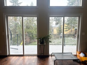 115 Tamarack Woods Dr in Lakeside, MT - Foto de edificio - Building Photo