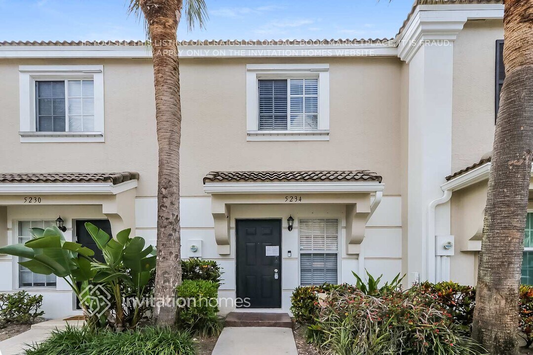 5234 Palmbrooke Cir in West Palm Beach, FL - Building Photo