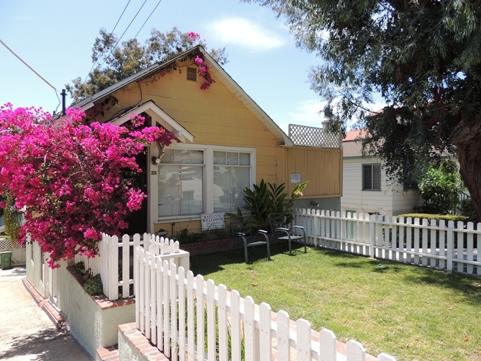 225 N Juanita Ave in Redondo Beach, CA - Building Photo