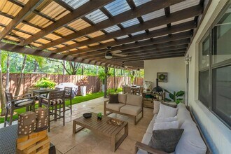 9805 NW 89th Ter in Doral, FL - Building Photo - Building Photo