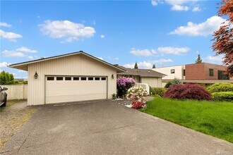 5523 105th Ave NE in Kirkland, WA - Building Photo - Building Photo