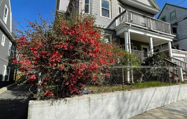 14 Dow St, Unit 2 in Somerville, MA - Foto de edificio - Building Photo