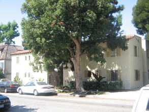 827-833 N Sweetzer Ave in West Hollywood, CA - Building Photo - Building Photo