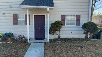 6585 Carriage Ct in Union City, GA - Building Photo