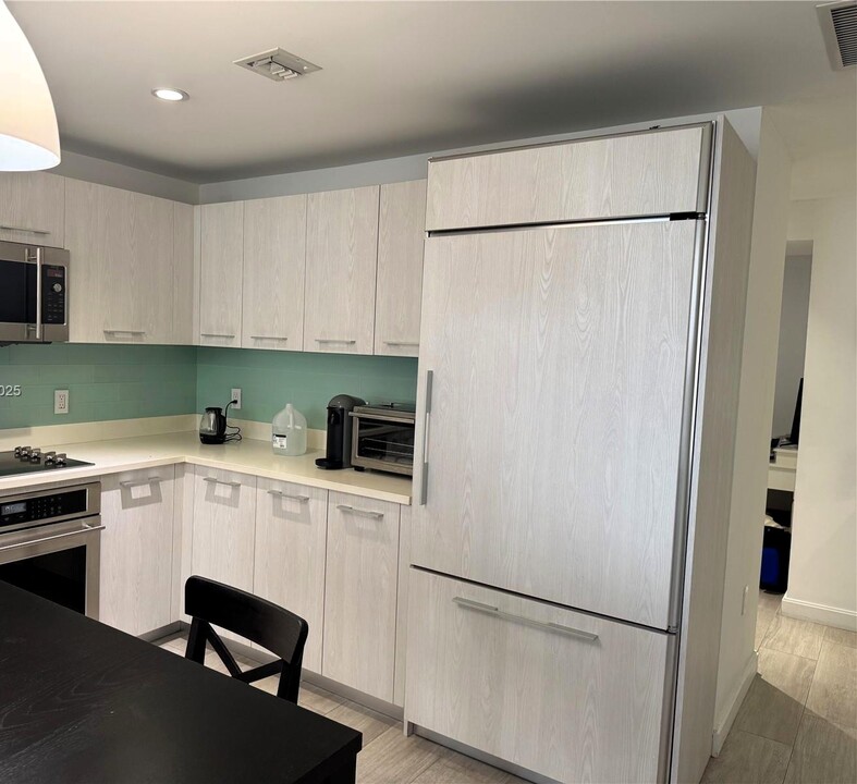 55 SW 9th St, Unit 1810 in Miami, FL - Building Photo
