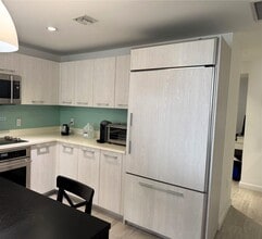 55 SW 9th St, Unit 1810 in Miami, FL - Building Photo - Building Photo